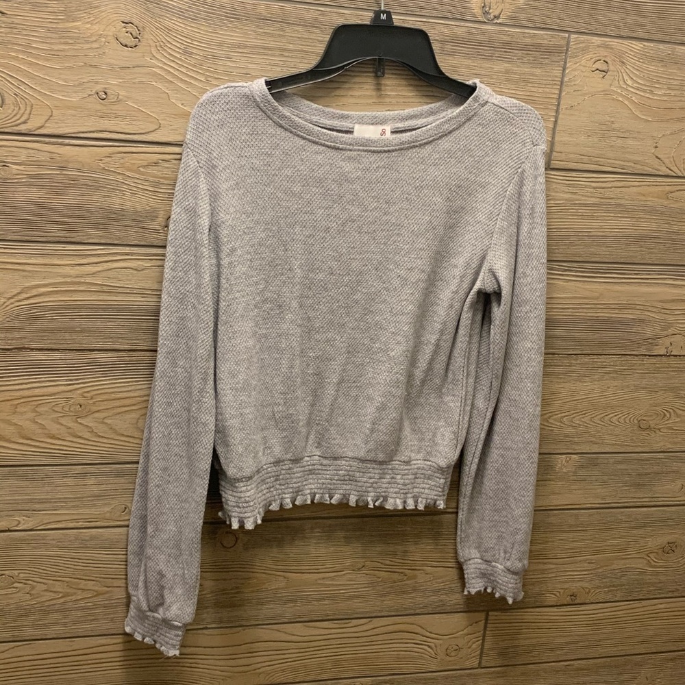 Super cute grey sweater top!